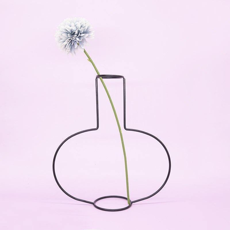 Sleek Iron Line Vase Stand – Minimalist Metal Flower Display in 5 Styles