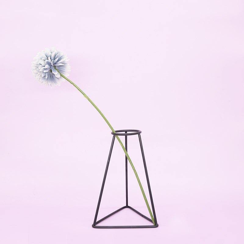 Sleek Iron Line Vase Stand – Minimalist Metal Flower Display in 5 Styles