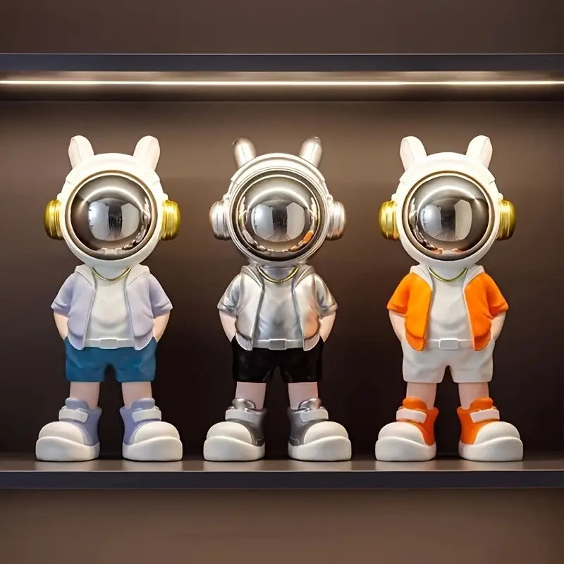 Modern Astronaut Resin Figurine with Mirrored Helmet – Pop Art Desk & Shelf Decor
