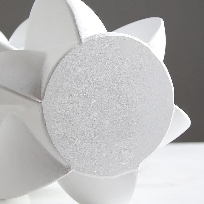 Artistic Flower Petal Resin Vase – Modern Sculptural Display in White or Black