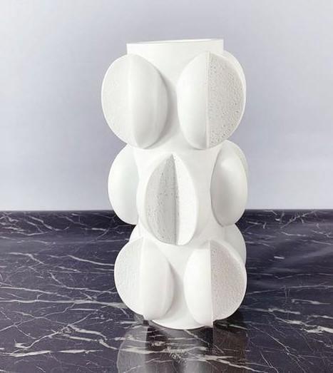 Artistic Flower Petal Resin Vase – Modern Sculptural Display in White or Black