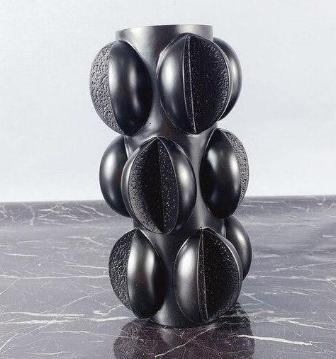 Artistic Flower Petal Resin Vase – Modern Sculptural Display in White or Black